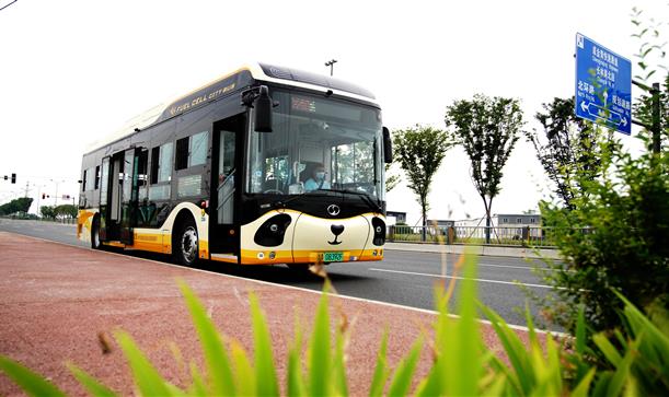 川观新闻——熊猫氢能公交燃料电池“新都造”，首批亮相体验如何？